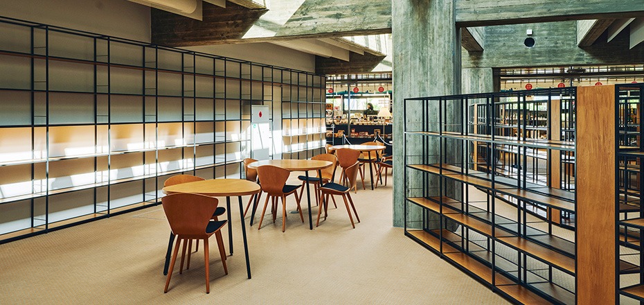 図書館2階閲覧スペース